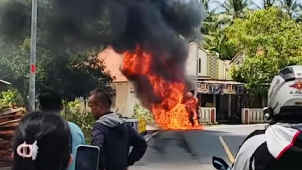 Mobil Pengangkut Tabung Gas LPG Terbakar di Jalan Raya Cipatujah Tasikmalaya