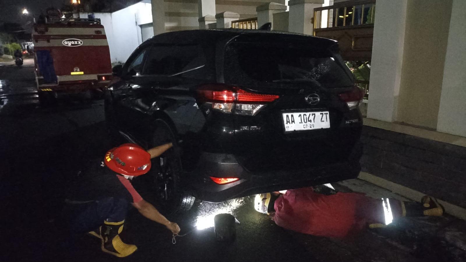 Mobil Terperosok ke Parit, Damkar Kota Tasikmalaya Lakukan Evakuasi
