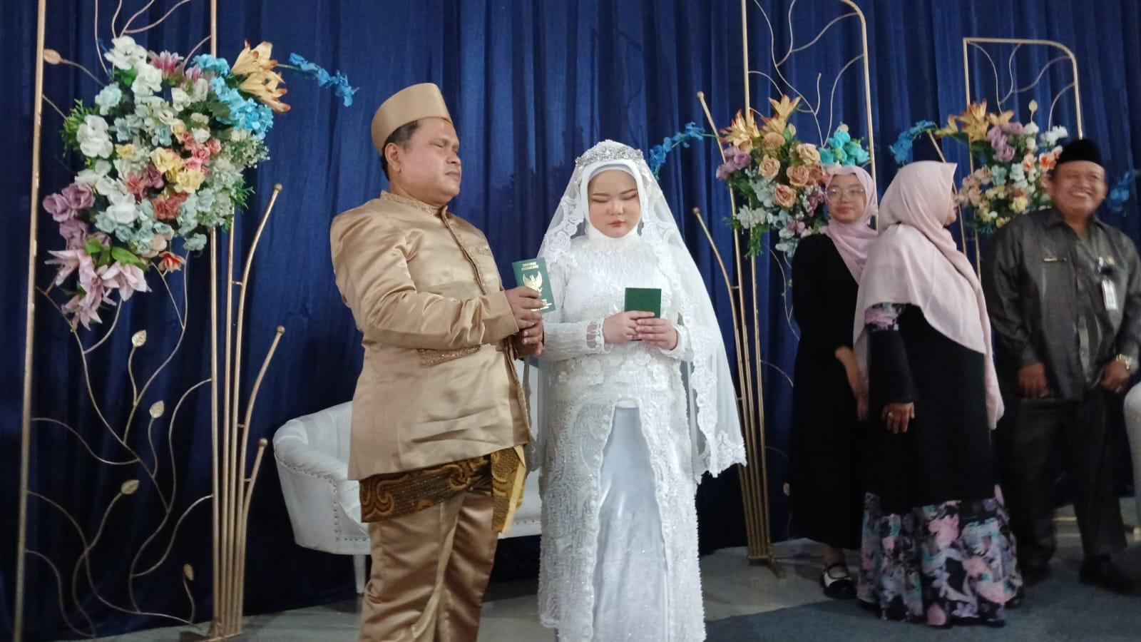 Momen Bahagia 5 Pasangan Tunanetra se-Priangan Timur Nikah Massal di Tasikmalaya