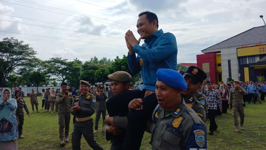 Momen Haru, Cheka Virgowansyah Dibopong Satpol PP saat Apel Terakhir Sebagai Pj Wali Kota Tasikmalaya