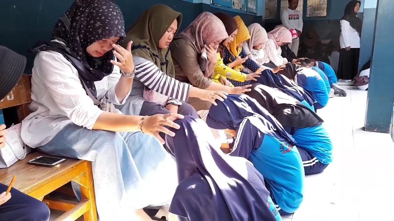 Momen Haru Hari Anak Nasional, Ratusan Siswa SDN 3 Gununglipung Tasikmalaya Basuh Kaki Orang Tua