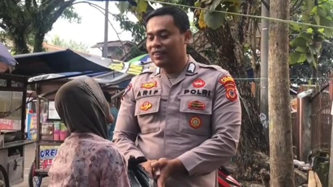 Momen Haru Polisi di Tasikmalaya Beri Bantuan kepada Nenek yang Sedang Pungut Barang Bekas