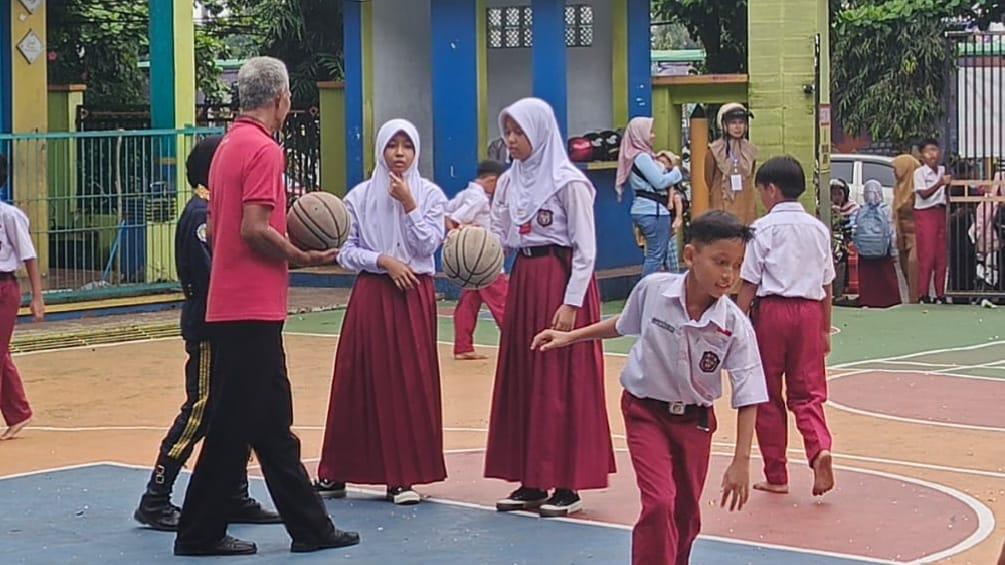 MPLS di SDN 7 Ciamis, Orang Tua Antusias Dampingi Anak di Hari Pertama Sekolah