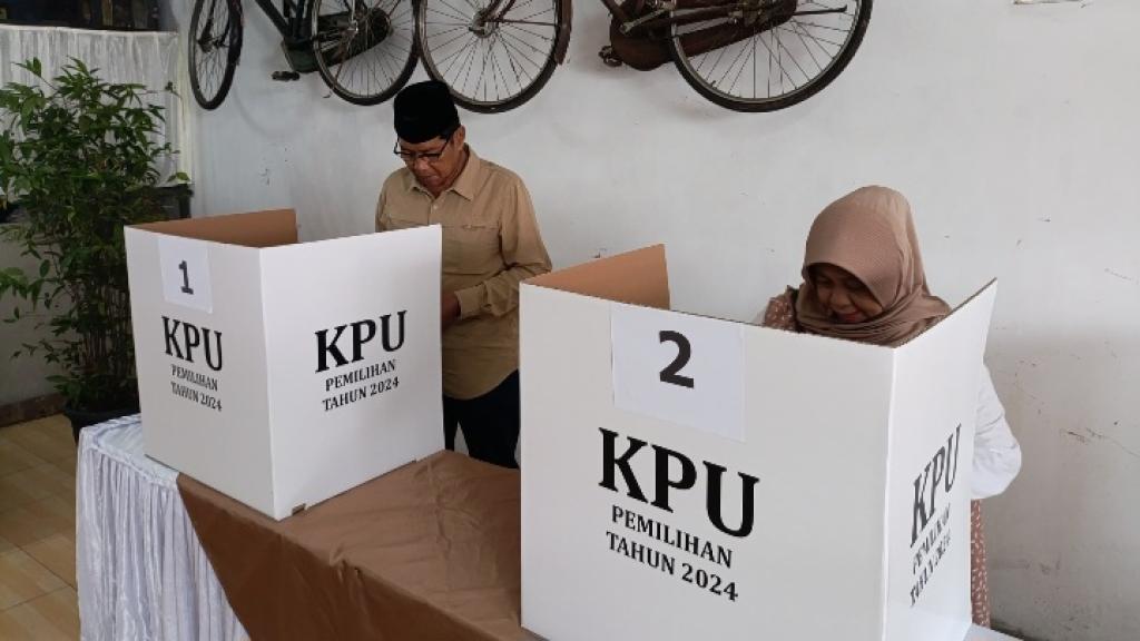 Muhammad Yusuf Salurkan Hak Pilih di TPS 08 Indihiang