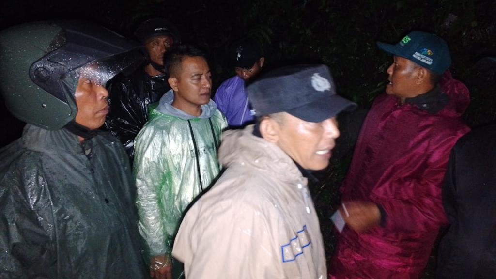 Nenek Siti Hilang di Curug Batu Blek, Polsek Cisayong dan Warga Terus Lakukan Pencarian