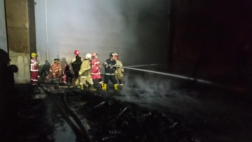 Pabrik Pengolahan Kayu di Ciamis Terbakar, 7 Armada Damkar Dikerahkan