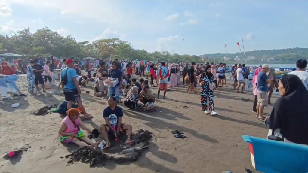Pantai Pangandaran Dibanjiri Ribuan Wisatawan Saat Libur Maulid Nabi