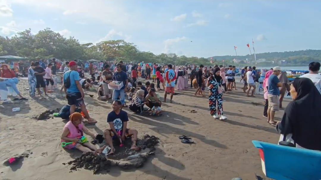 Pantai Pangandaran Dibanjiri Ribuan Wisatawan Saat Libur Maulid Nabi