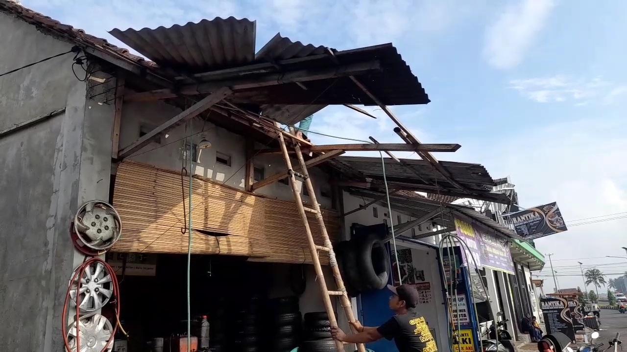 Pasca-Cuaca Ekstrem Melanda Tasikmalaya, Warga Mulai Bersihkan Puing-puing