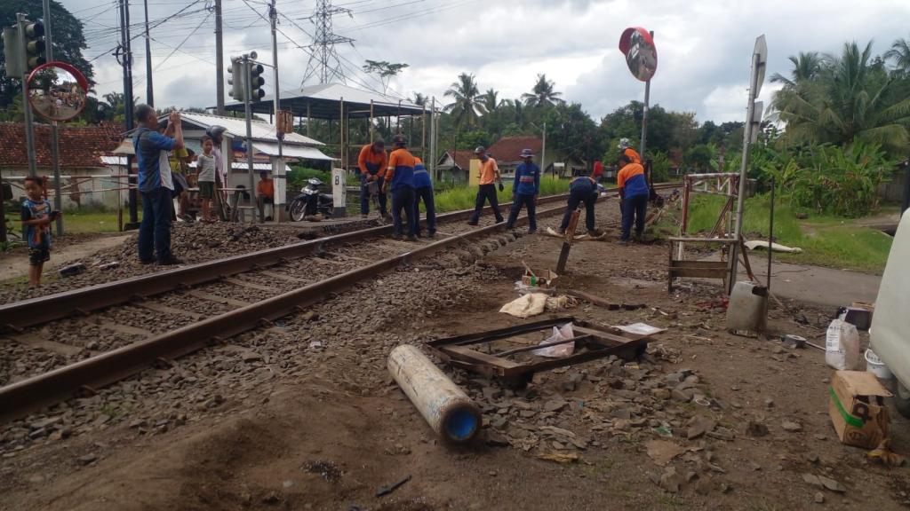 Pasca Kecelakaan Maut, Lintasan KA Tanpa Pintu di Jalan Benteng Ditutup Sementara