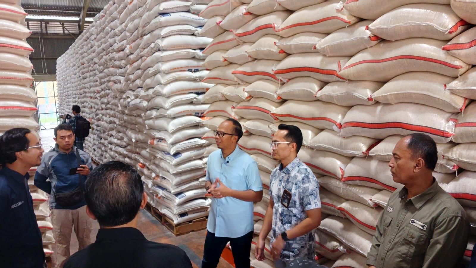 Wali Kota Tasikmalaya Viman Alfarizi Tinjau Gudang Bulog, Pastikan Stok Beras Aman