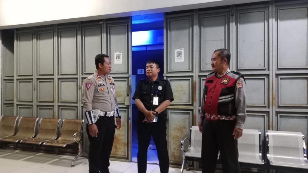Patroli Malam Polsek Banjarsari Ciamis Antisipasi Gangguan Kamtibmas Pasca Pilkada Serentak 2024