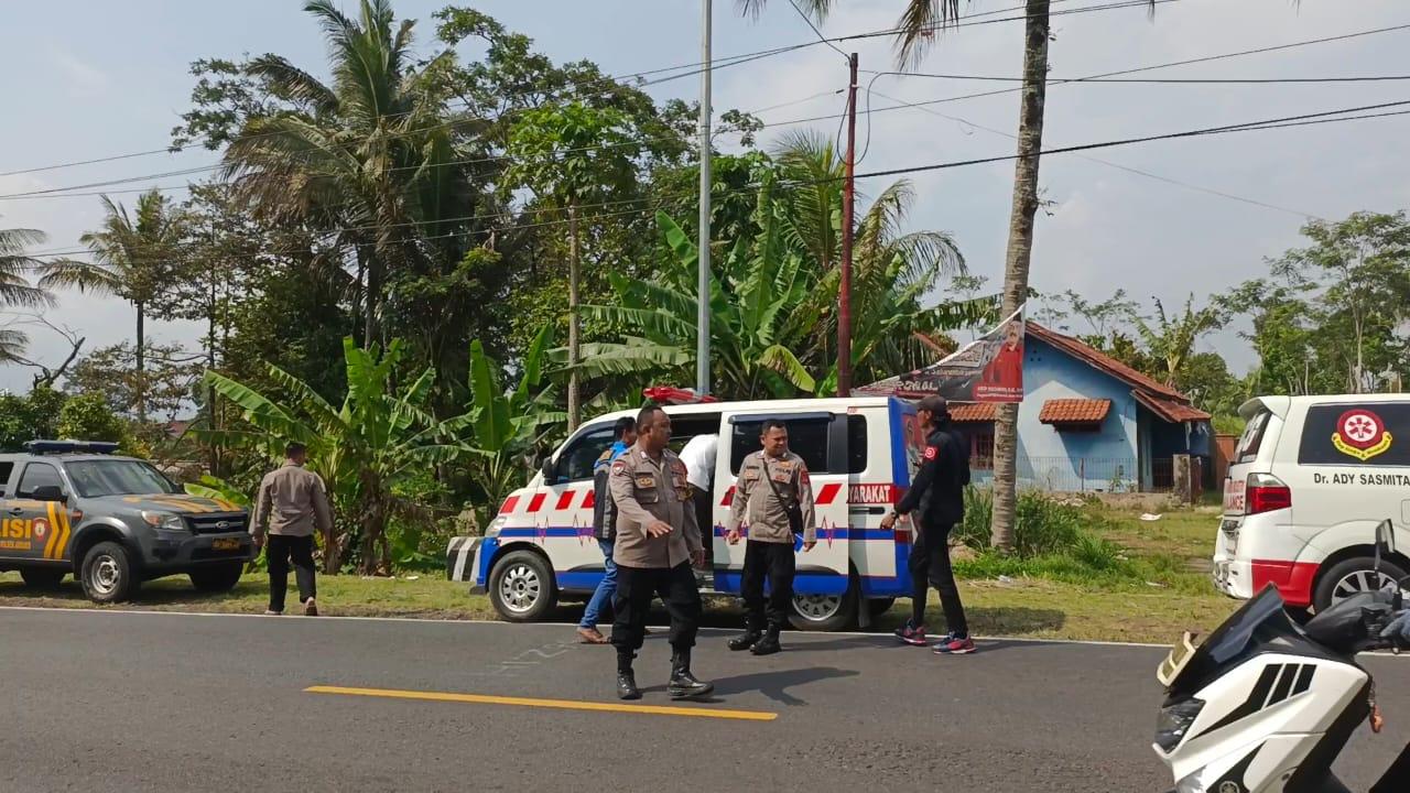 Patroli Polsek Jamanis Bantu Ambulans Pembawa Jenazah yang Mogok di Tengah Perjalanan