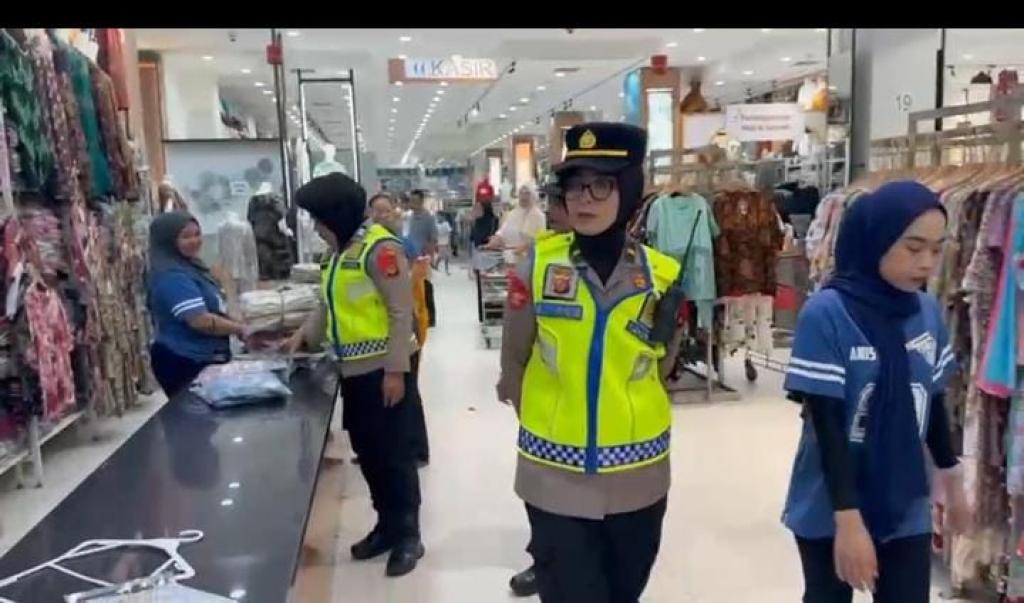 Polwan Polres Tasikmalaya Kota Patroli di Pusat Perbelanjaan, Antisipasi Gangguan Kamtibmas