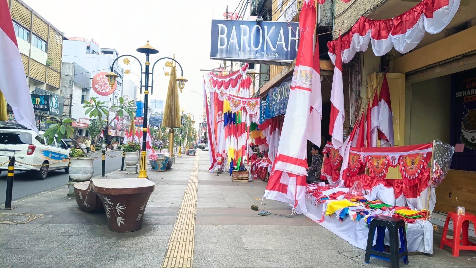Pedagang Bendera Musiman Mulai Menjamur di Tasikmalaya, Peminat Masih Lesu Akibat Penjualan Online