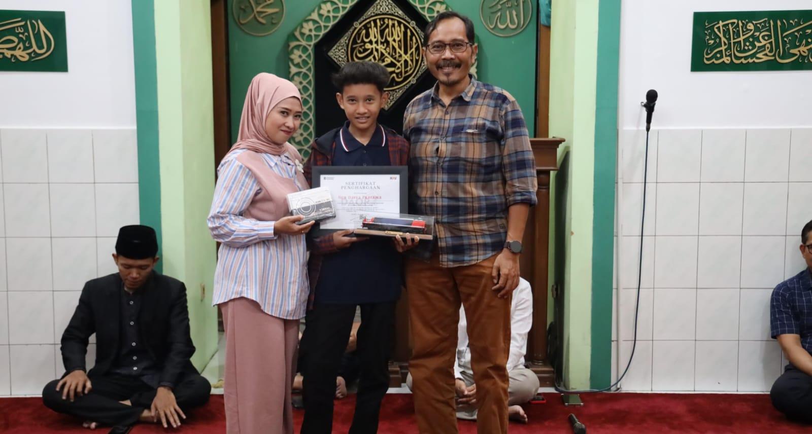 Peduli Keselamatan Kereta Api, Siswa SMP Daffa Raih Penghargaan dari KAI Daop 2 Bandung