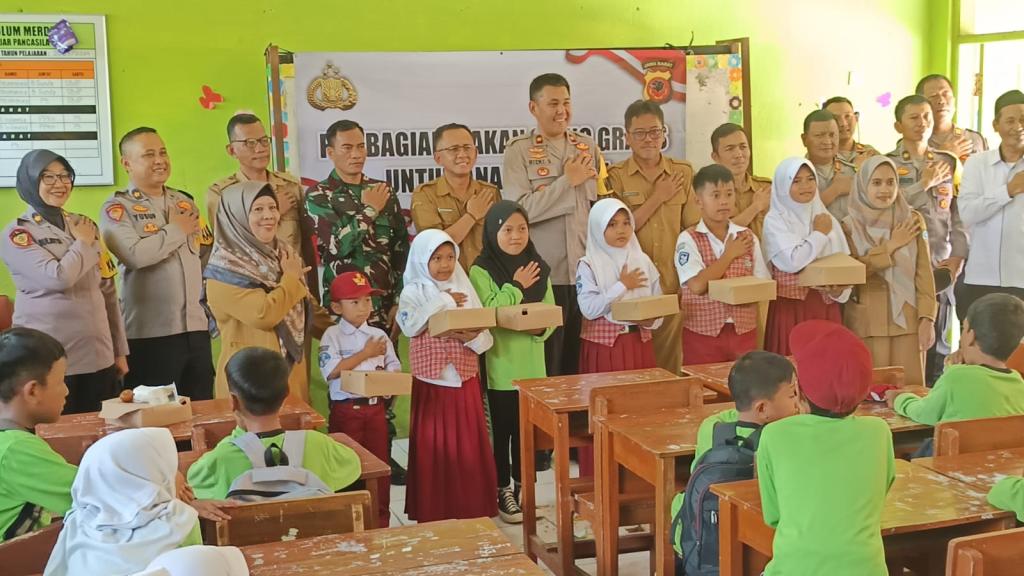 Pelajar SDN Hegarsari Mangkubumi dapat Makan Siang Gratis dari Polres Tasikmalaya Kota