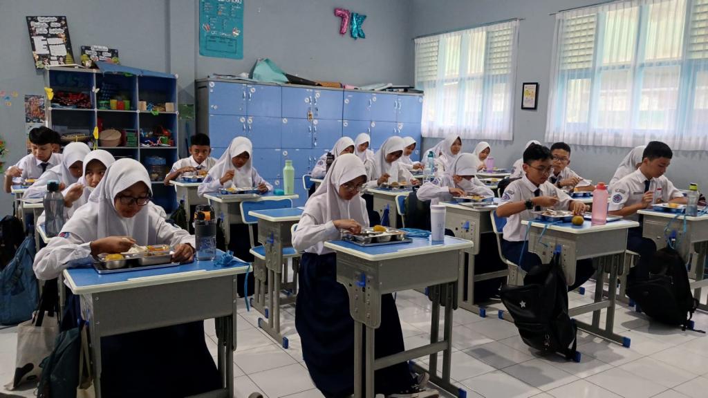 Pembagian Makan Bergizi Gratis di SMPN 2 Kota Tasikmalaya, Asep Sukmana: Program Ini Sangat Bagus dan Efektif
