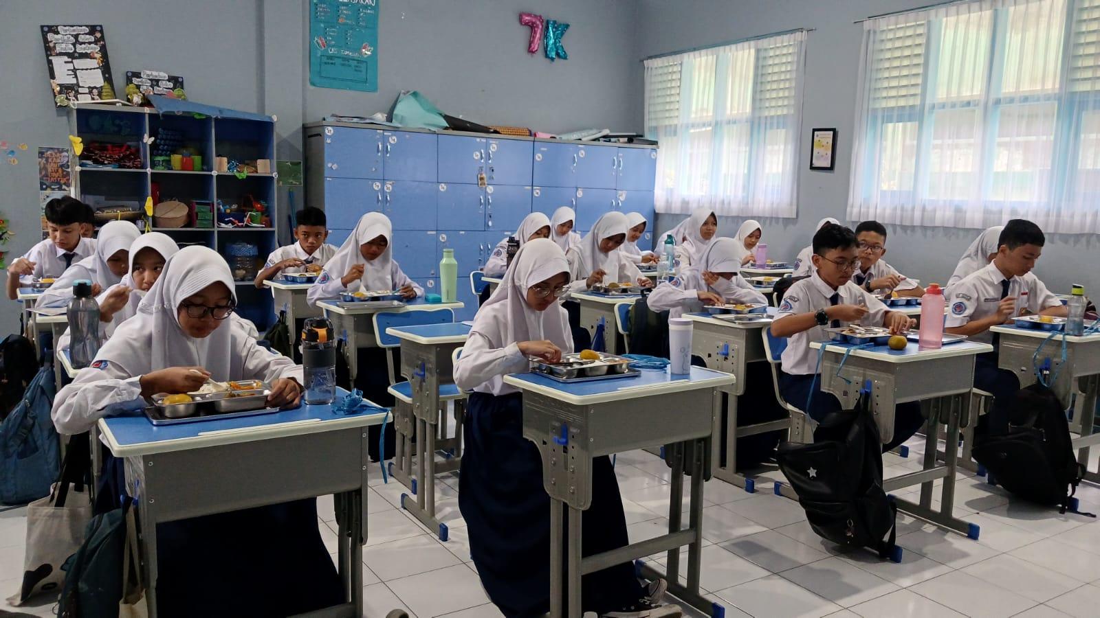 Pembagian Makan Bergizi Gratis di SMPN 2 Kota Tasikmalaya, Asep Sukmana: Program Ini Sangat Bagus dan Efektif