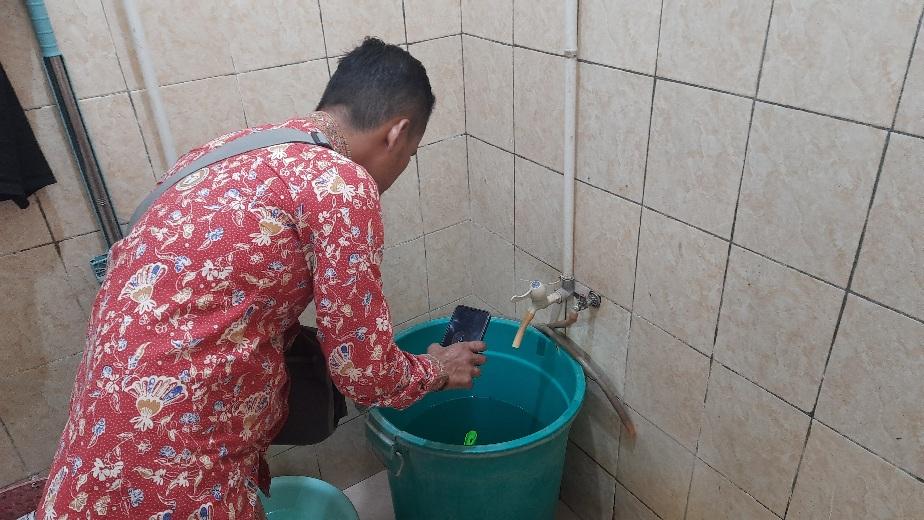 Cegah DBD, Petugas Puskesmas Bungursari Kota Tasikmalaya Periksa Tempat Penampungan Air di Perumahan Warga