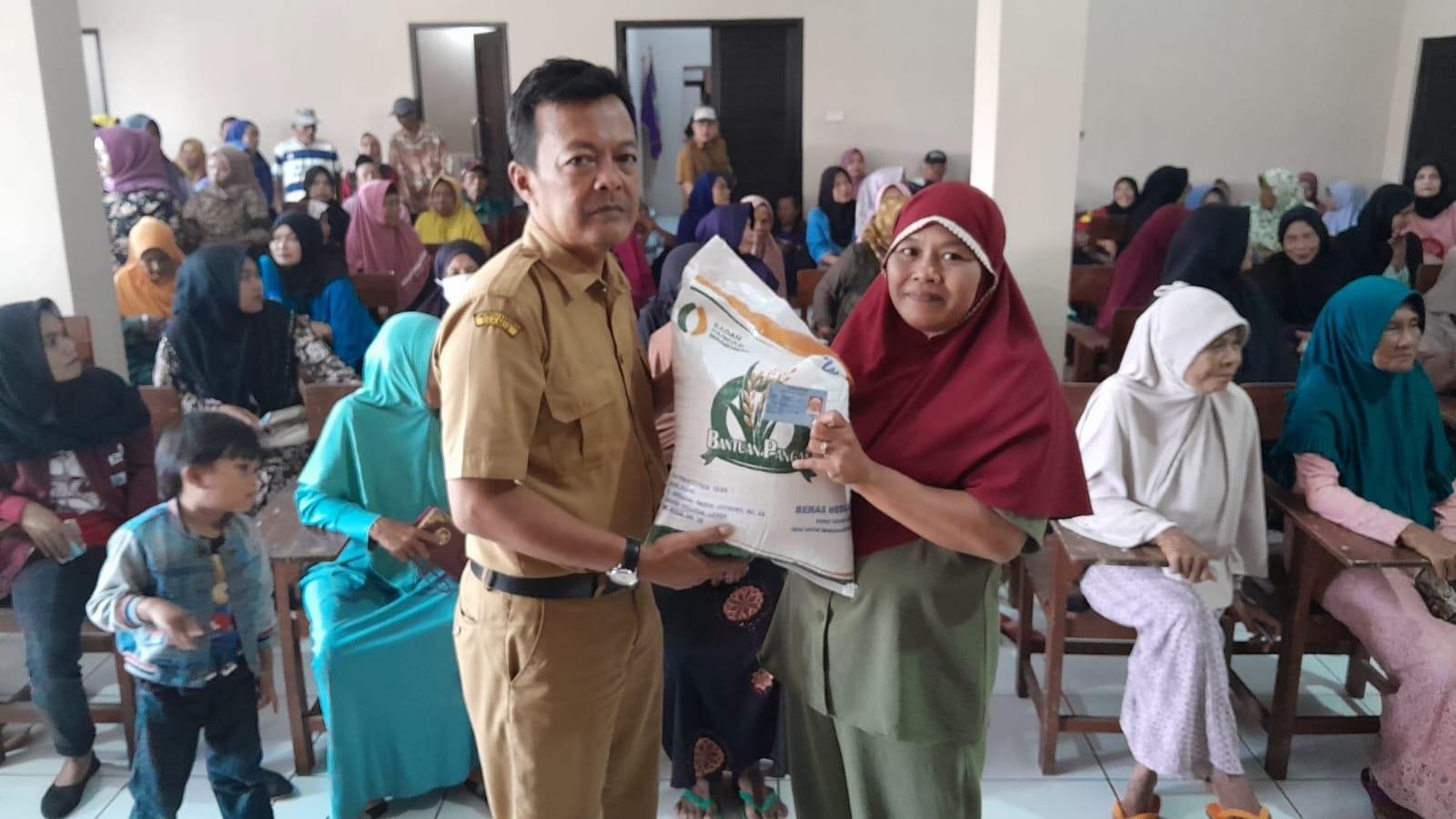 Pemerintah Desa Cijulang Ciamis Salurkan Bantuan Beras kepada 751 KPM