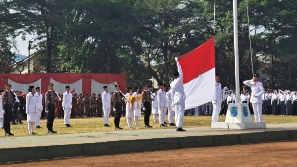 Pemkot Banjar Kibarkan Duplikat Bendera Pusaka dalam Upacara HUT ke-79 RI
