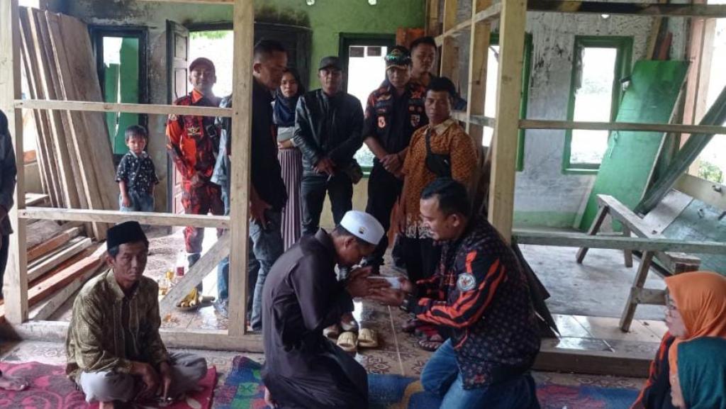 Pemuda Pancasila PAC Bojonggambir Salurkan Bantuan untuk Korban Kebakaran