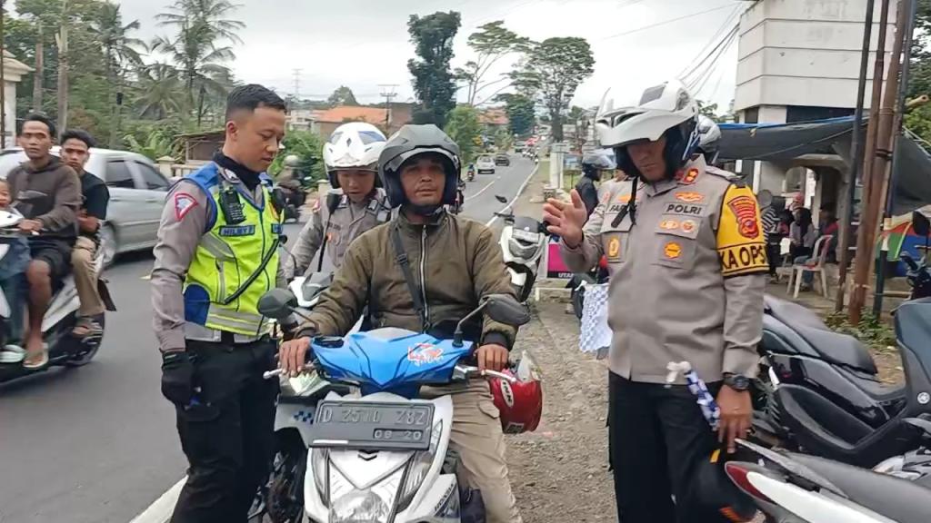 Pemudik Bawa Istri dan Anak Motornya Mogok di Perbatasan, Kapolres Tasikmalaya Kota Bantu Perbaiki dan Bayar Ongkos Bengkel