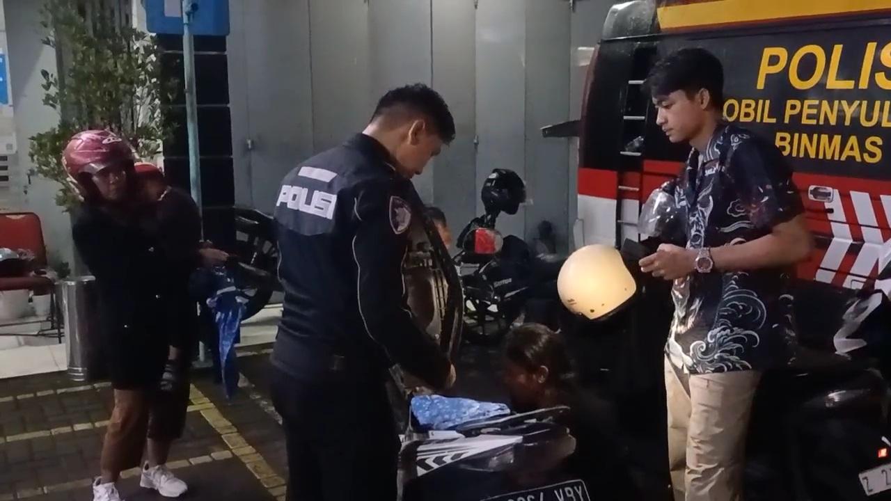 Pemudik Bawa Istri dan Dua Anak Kecil Kebingungan Motornya Mogok di Ciawi Tasikmalaya, Dua Polisi Mendadak Jadi Montir