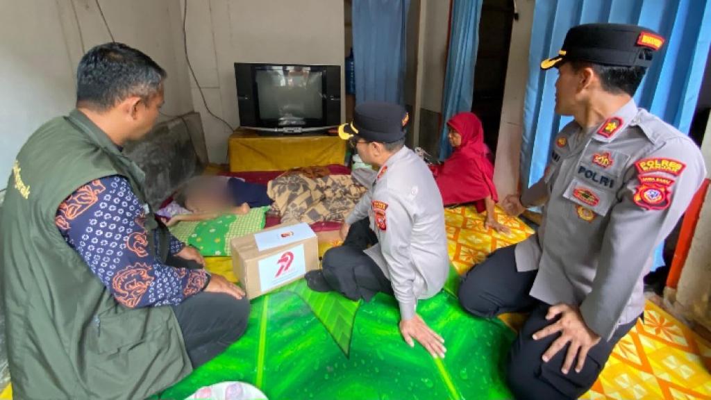 Penderita Tumor Leher Dapat Perhatian Kapolres Banjar, Bagikan Bantuan untuk Warga Kurang Mampu