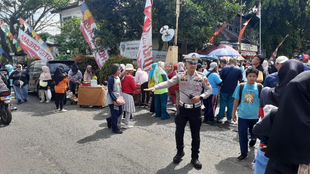Unit Lantas Polsek Cihideung Amankan Gelaran Jalan Sehat HUT Ke-23 Kota Tasikmalaya Tingkat Kecamatan