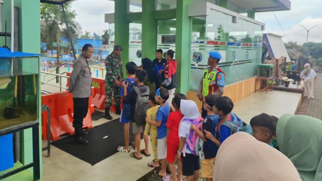 Pengamanan Nataru 2024, Polsek dan Koramil Cipaku Jaga Ketertiban di Waterboom Sumberjaya