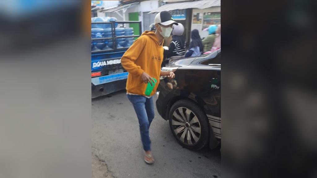 Pengemis di Simpang 4 Mitrabatik Tasikmalaya Resahkan Pengguna Jalan, Pura-Pura Cacat dan Pukul Mobil Jika Tak Diberi Uang