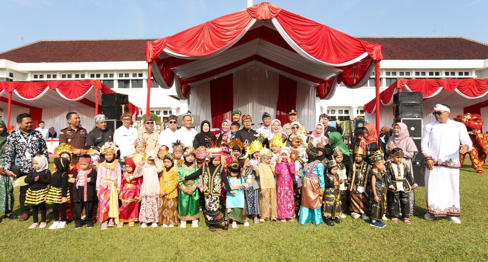 Peringatan HAN 2025 di Kota Tasikmalaya Meriah, Wali Kota Serahkan Akta dan KIA untuk Anak