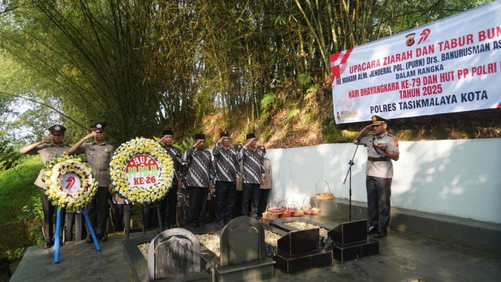 Peringati Hari Bhayangkara ke-79, Polres Tasikmalaya Kota Ziarah ke Makam Mantan Kapolri Asal Tasikmalaya