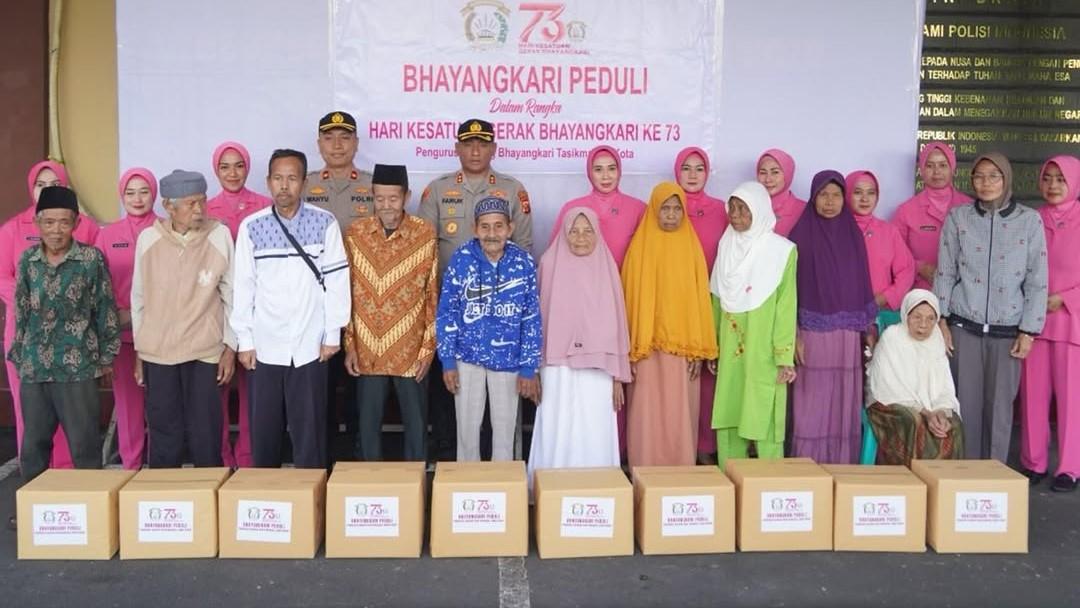 Peringati HKGB ke-73, Polres Tasikmalaya Kota Gelar Bakti Sosial Berbagi Sembako untuk Warga