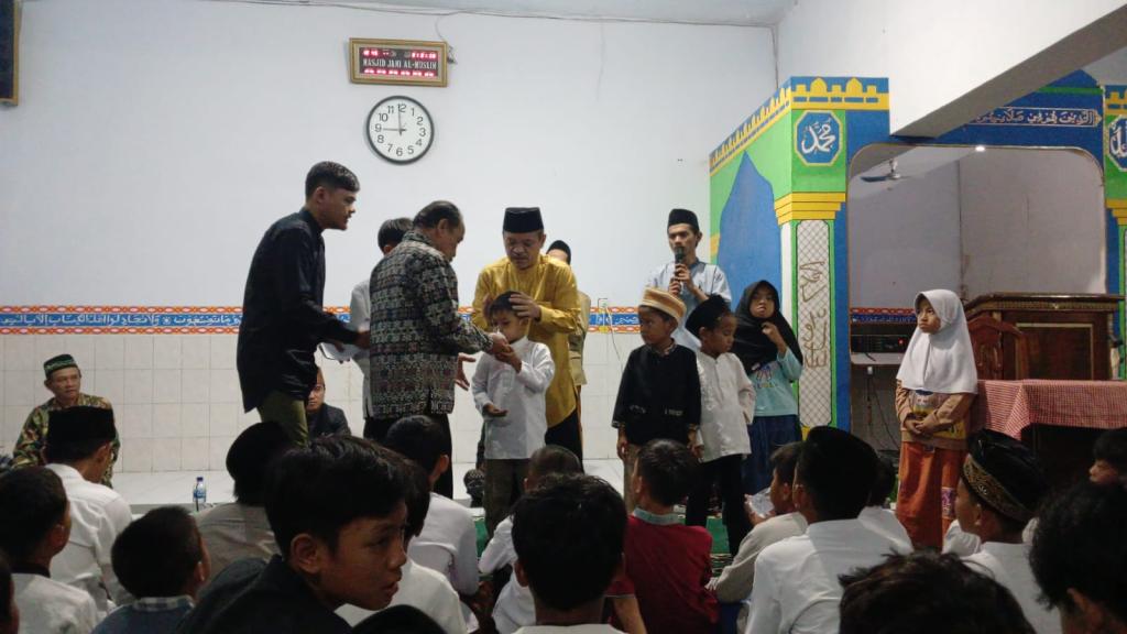 Peringati Isra Mir’raj, Karang Taruna Cempakawarna RW 08 Tasikmalaya Santuni Anak Yatim