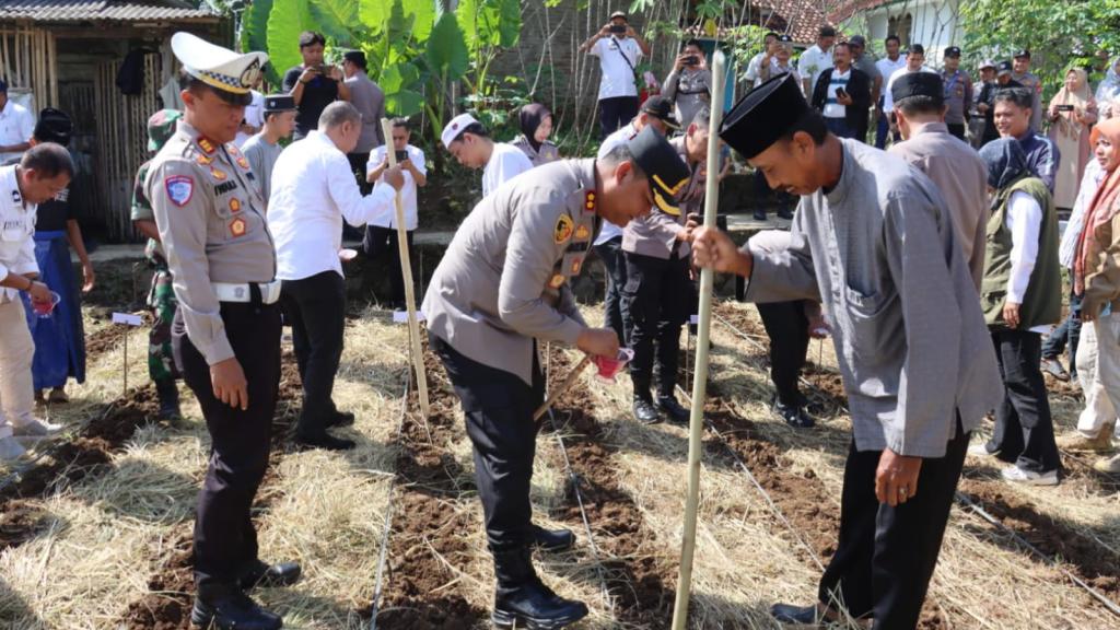 Perkuat Ketahanan Pangan, Polres Ciamis Tanam Jagung Bareng Santri