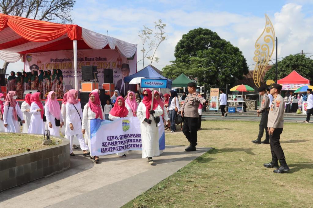 Personel Polres Tasikmalaya Kawal Pawai Ta'aruf PHBI Tingkat Kecamatan Singaparna