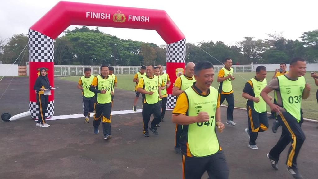 Personel Polres Tasikmalaya Kota Ikuti Tes Kesamaptaan Jasmani di Stadion Wiradadaha