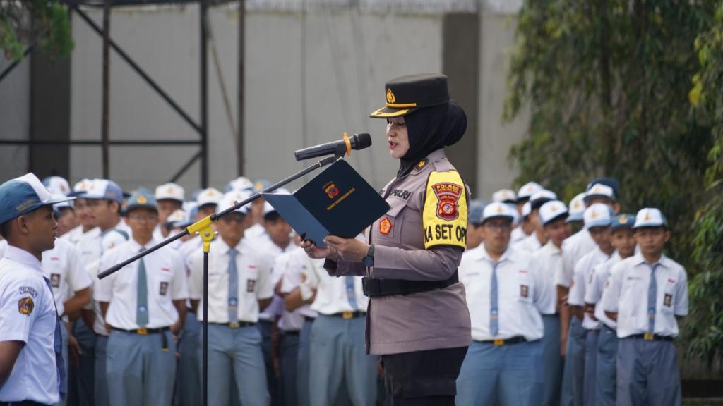 Perwira Polres Tasikmalaya Kota dan Para Kapolsek Pimpin Upacara di Sekolah untuk Tingkatkan Kesadaran Kamtibmas