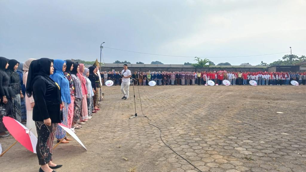 Peserta Berpakaian Adat Sunda, Upacara HUT ke-79 RI di Plaza Asia Tasikmalaya Berlangsung Khidmat