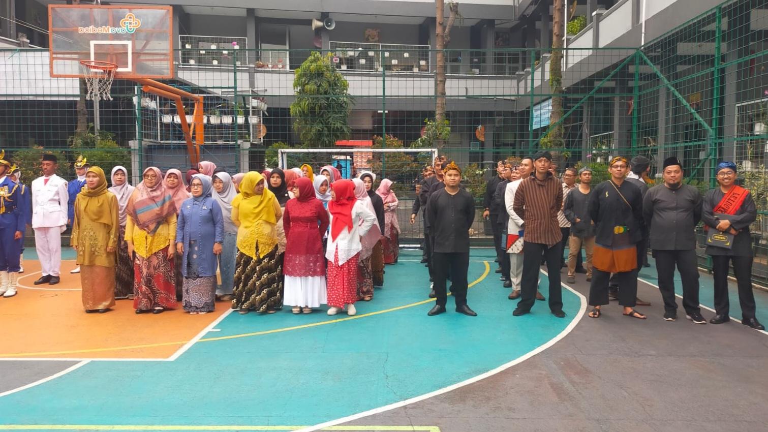 Peserta Upacara HUT ke-79 RI di SMAN 5 Tasikmalaya Kenakan Baju Adat Sebagai Simbol Kebhinekaan