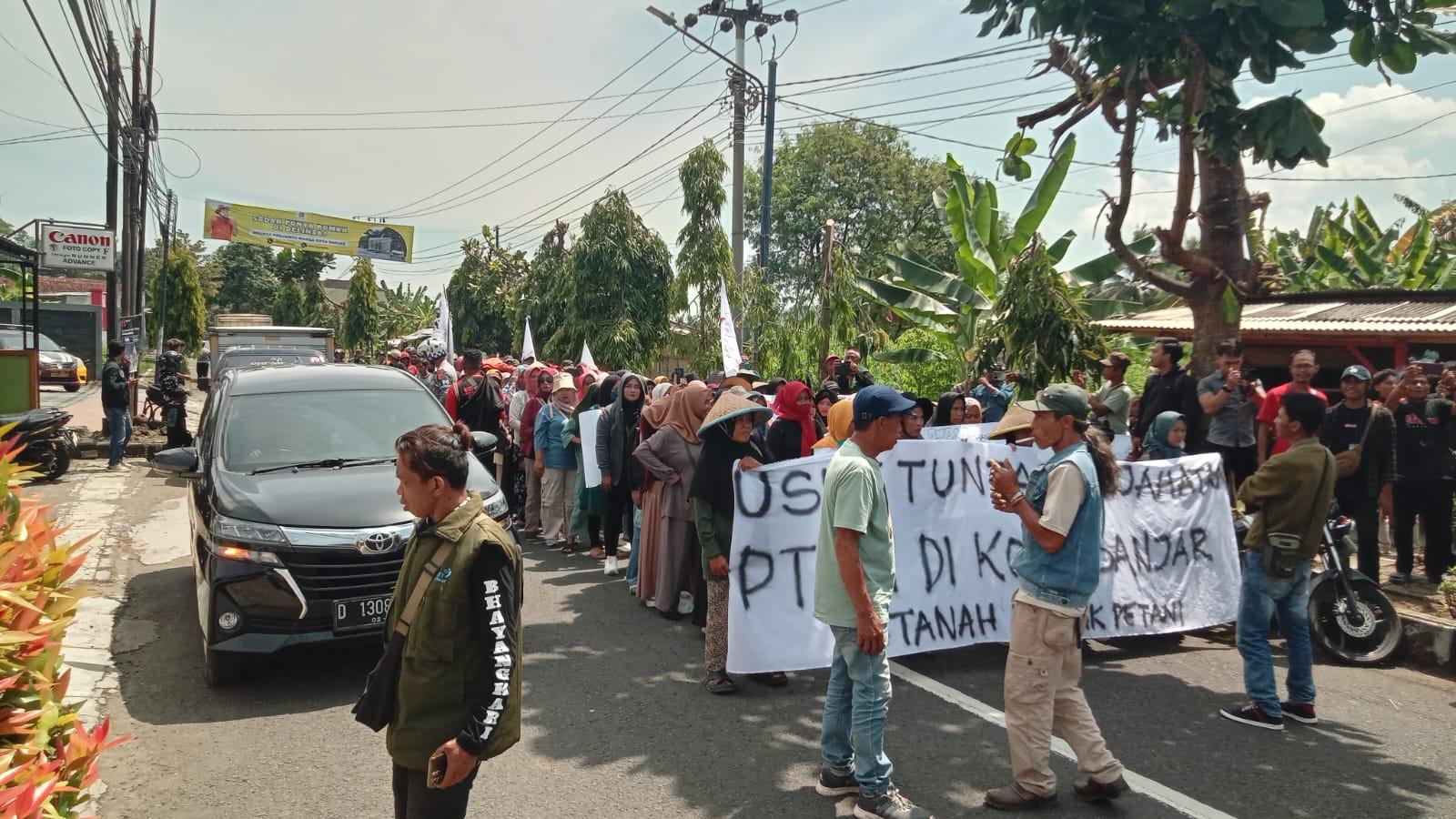 Petani Geruduk DPRD Banjar, Tuntut Pelaku Perusakan Sarana Ibadah Diproses Hukum