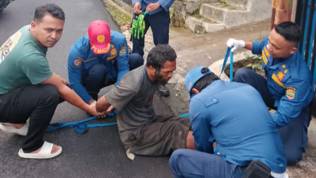 Petugas Damkar Pos WMK Kawali Evakuasi ODGJ yang Resahkan Warga Pogorsari Ciamis