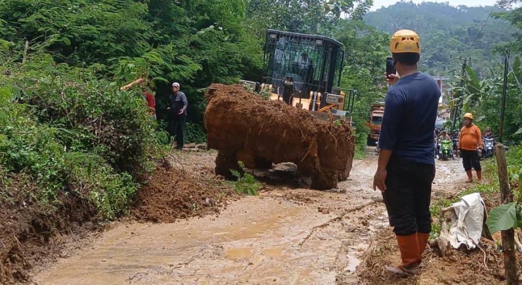 Petugas Gabungan Bersihkan Material Longsor di Jalan Pancatengah-Cikalong Tasikmalaya