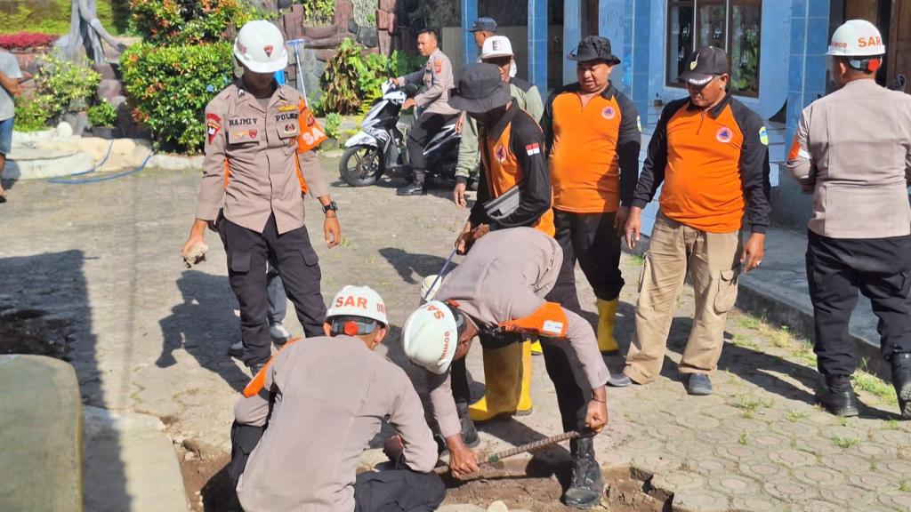 Petugas Gabungan Evakuasi Bangunan di Lokasi Pergerakan Tanah Cineam Tasikmalaya