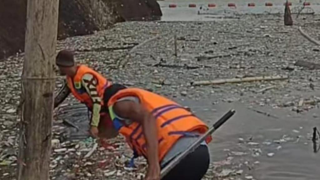 Petugas Patroli Pungut Sampah di Bendungan Leuwikeris Hadapi Ancaman Genangan