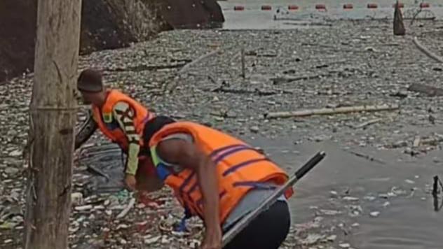 Petugas Patroli Pungut Sampah di Bendungan Leuwikeris Hadapi Ancaman Genangan