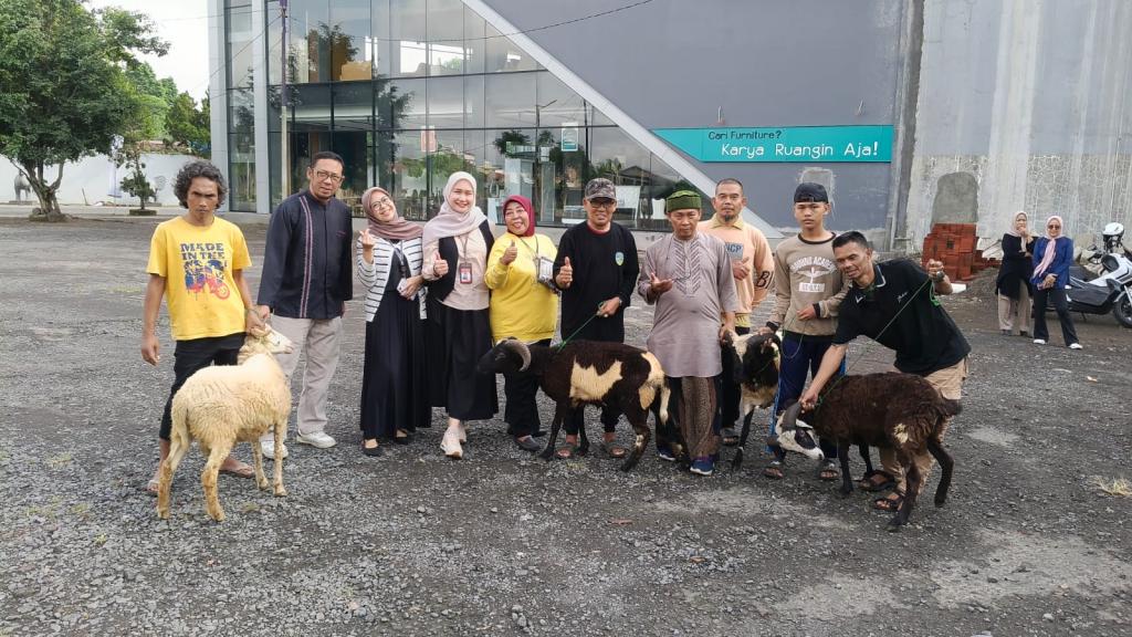 Plaza Asia Tasikmalaya Peduli, Salurkan Hewan Kurban untuk Warga Sekitar